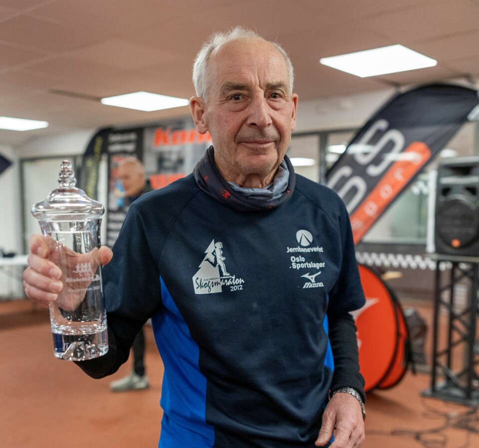 Kjell Skogvang med pokal for klasseseier i fjorårets løp. Foto: Samuel Hafsahl Kjell Skogvang med klasseseierpokal i 2023.