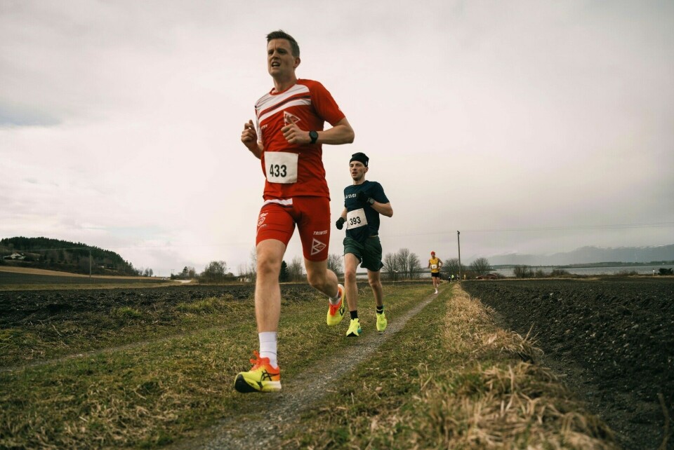 Tredjemann Henrik Nordahl med fjerdemann Truls Trondsetås fra Buvika hakk i hæl. (Foto: arrangøren)