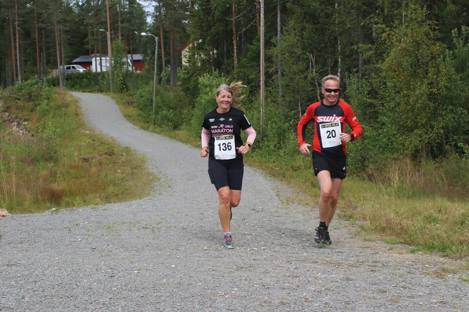 Team Westengen, Elisabeth S. og og Svein Roger, mot mål på sin 10 km på Østby i fjor. (Foto: Rolf Bakken)