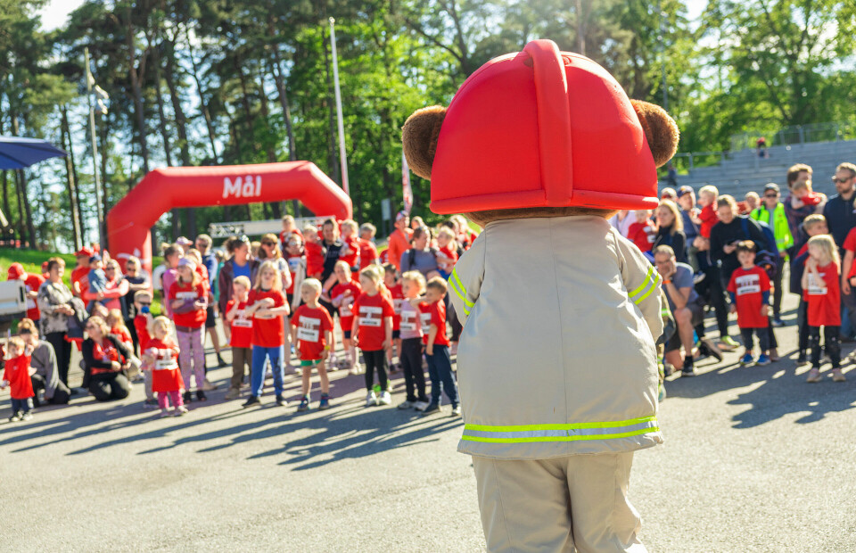 Brannbamsen Bjørnis stod for oppvarmingen i det «Lille blodomløpet». (Foto: Marion Eilertsen Mossing - kommunikasjonsavd. Sykehuset Østfold)