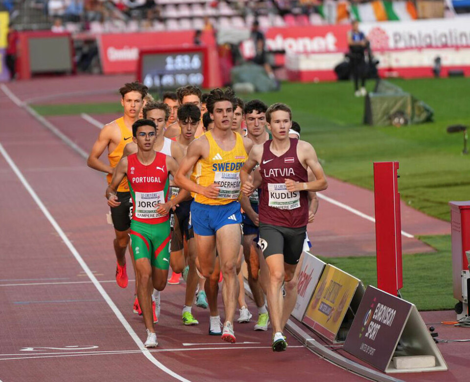 De første 5 - 6 rundene gikk veldig rolig, for disse toppløperne var det nærmes joggefart. Her er det Kristers Kudlis fra Latvia som ligger fremst, og han tenker kanskje at han skal ordne det med spurten sin. Det gikk ikke, men sølvmedaljen ble hans. (Foto: Einar Børve)