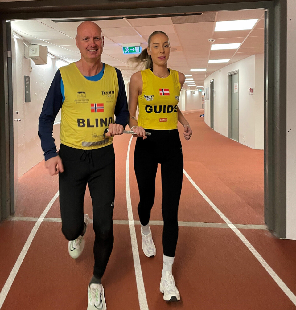 Trening:Håkon og Kjersti løper lett i lag på innendørsbanen i Bislett. (Foto: Halvor Mykleby)