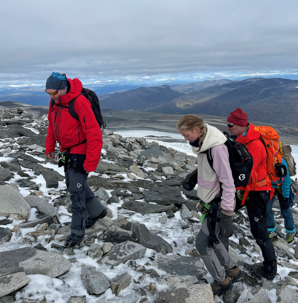 Krevende:På glatt og steinete underlag er det krevende nok for seende fjellfolk å ta seg til toppen av Galdhøpiggen. (Foto: Halvor Mykleby)