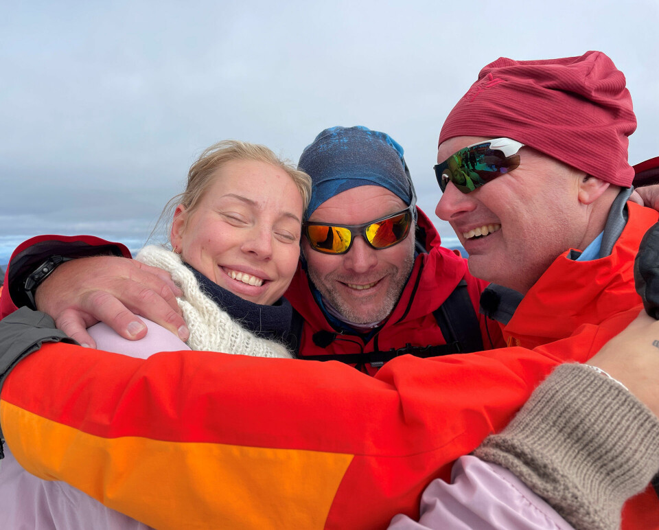 Toppen av lykke:Kjersti, Tommy og Håkon kunne gi hverandre velfortjente klemmer da de stod på Norges høyeste fjell. (Foto: Halvor Mykleby)