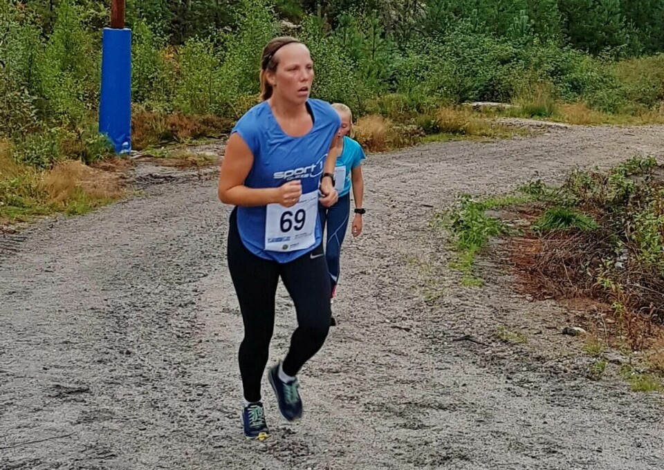 Beate rett foran Ingvild