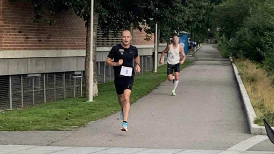 Henrik Nilsson hadde mest fart i beina på de siste meterne og sikret seieren med tre sekunder på Jarle Marvik. (Foto: arrangøren)