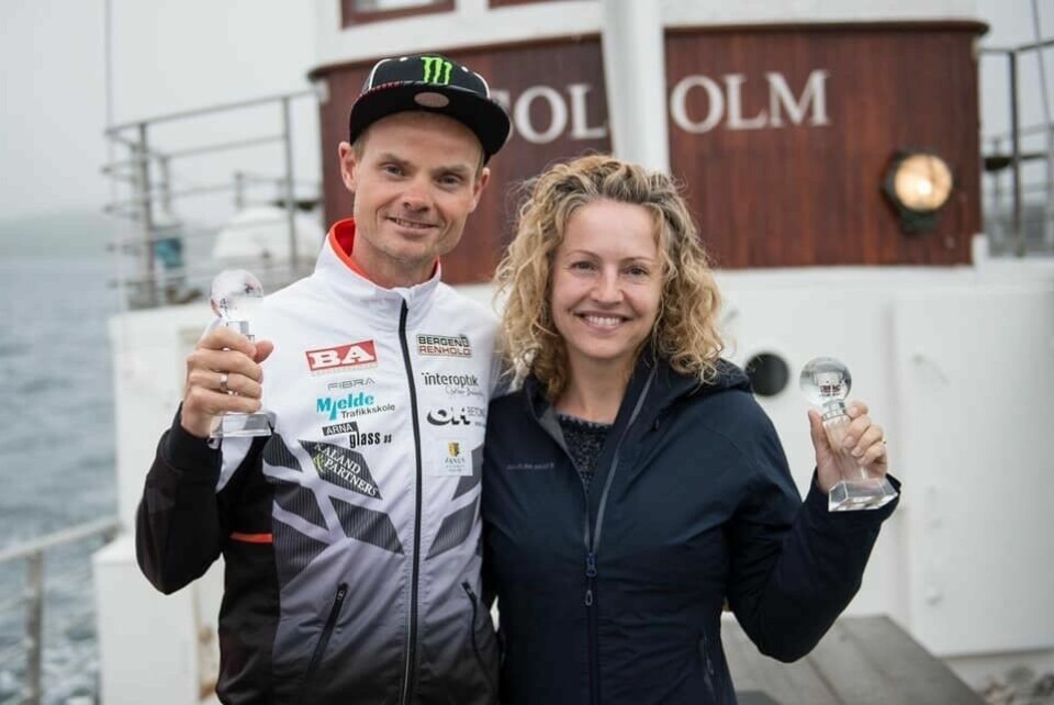 Bjørn Tore Kronen Taranger og Therese Falk har fått sine statuetter som bevis på at de var Årets Ultraløper i Norge 2018. (Foto: Peter Tubaas) Bjørn Tore Kronen Taranger og Therese Falk har fått sine statuetter som bevis på at de var Årets Ultraløper i Norge 2018. (Foto: Peter Tubaas)