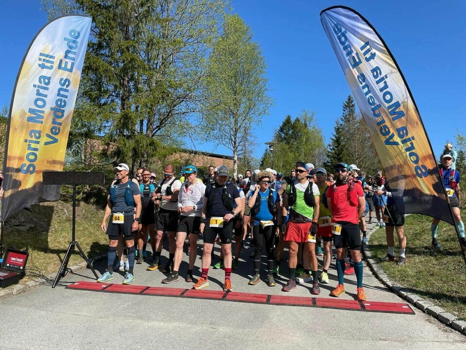 60 løpere på start 100 miles ved Soria Moria i strålende maivær lørdag morgen. (Arrangørfoto) Start 100 miles ved Soria Moria