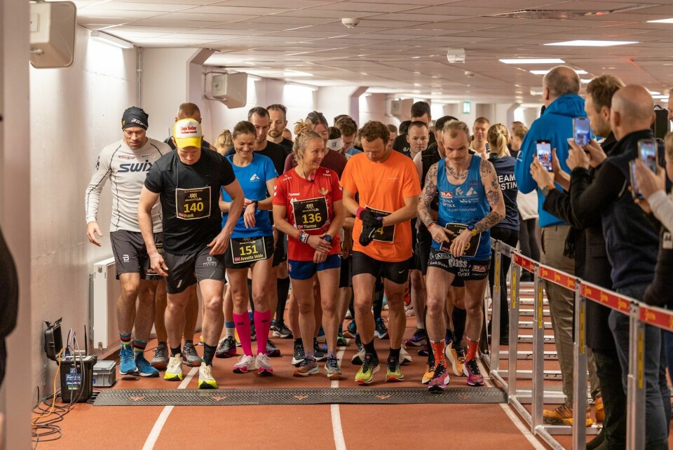 Starten på fjorårets 24-timers på Bislett. Vi ser blant annet Frank Løke og de to vinnerne Annette Velde Sande og Bjørn Tore Taranger. (Foto: Samuel Hafsahl) Starten på fjorårets 24-timers på Bislett. Vi ser blant annet Frank Løke og de to vinnerne Annette Velde Sande og Bjørn Tore Taranger.