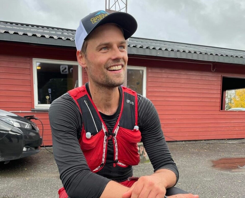 Tobias Dahl Fenre forsvarte fjorårsseieren på 55 km i Oslo Trail Challenge, her venter han på konkurrentene. (Foto: Mona Kjeldsberg) Tobias Dahl Fenre forsvarte fjorårsseieren på 55 km i Oslo Trail Challenge, her venter han på konkurrentene. (Foto: Mona Kjeldsberg)