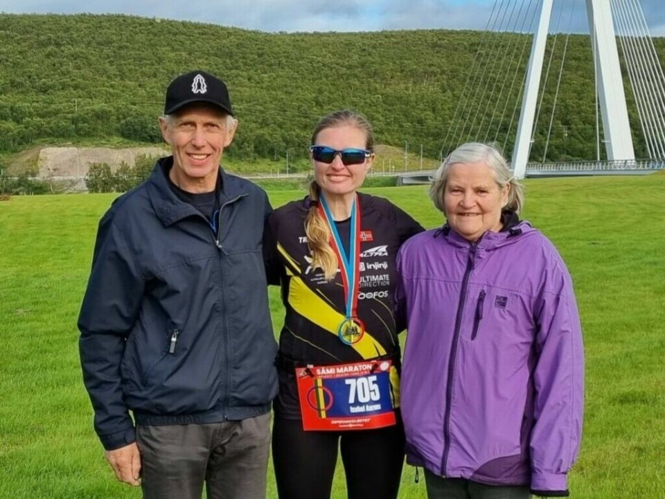 Gladløper Isabel arrangerer selv sitt maratonløp nummer 100 IIsabel i Tana med mor og far 4x3.jpg