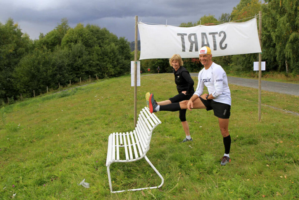 Olympiaparkløpet i Sørdalskarusellen er godt i gang 02 Det er behov for å tøye ut også før start - Hege Skari og KjellSøbye.jpg