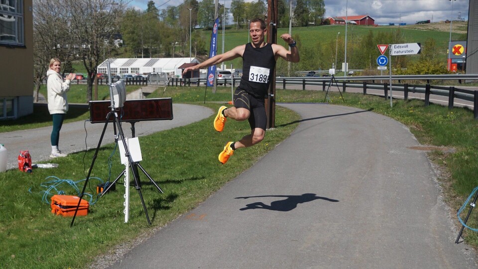 Halvmaratonvinner Kjell Magne Antonsen fløy høyt på arrangørens målfoto. Halvmaratonvinner Kjell Magne Antonsen fløy høyt på arrangørens målfoto.