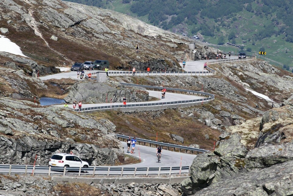 Deler av slyngveien opp fra Geirangerfjorden med løpere og syklister. Det var +23C ved start, men heldigvis svalere når man kom over 1000 meter. (Arrangørfoto) Deler av slyngveien opp fra Geirangerfjorden med løpere og syklister. Det var +23C ved start, men heldigvis svalere når man kom over 1000 meter. (Arrangørfoto)