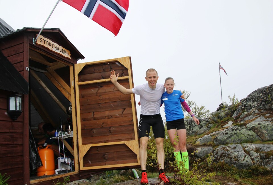 Vinnarane i herre- og dameklassa – Øyvind Heiberg Sundby og Anna Hanstveit – utanfor lavvoen på toppen. (Arrangørfoto) Vinnarane i herre- og dameklassa – Øyvind Heiberg Sundby og Anna Hanstveit – utanfor lavvoen på toppen. (Arrangørfoto)