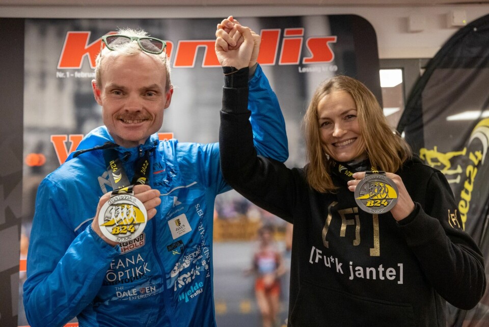 Bjørn Tore Taranger og Annette Velde Sande er to av løperne som skal forsvare Norges farger i VM 24-timers. Begge vant NM 24-timers tidligere i år, og på bildet ser vi begge som vinnere i Bislett 24-timers i fjor. (Foto: Samuel Hafsahl) Bjørn Tore Taranger og Annette Velde Sande jubler etter seier på Bislett 24-timers 2022.