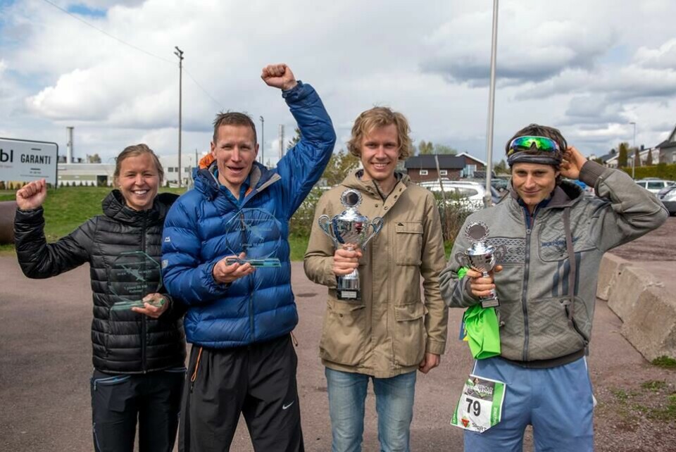 Marte Pedersen og Henning Pedersen vant 50 km, her sammen med nummer 2 og 3 i herreklassen (foto:Kai-Otto Melau). Marte Pedersen og Henning Pedersen vant 50 km, her sammen med nummer 2 og 3 i herreklassen (foto:Kai-Otto Melau).