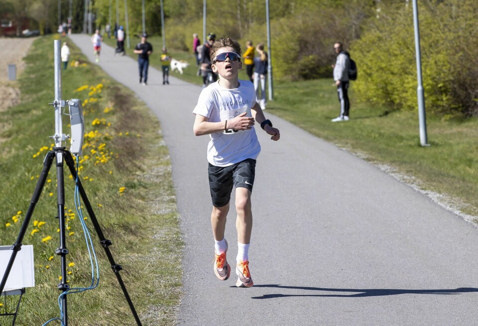 47 løpere og 19 perser i det fjerde Perseløpet for året 15 år gamle Henrik J¢rgensen fra Fossum IF vant 5 km med 16.41 - et stykke bak persen..jpg