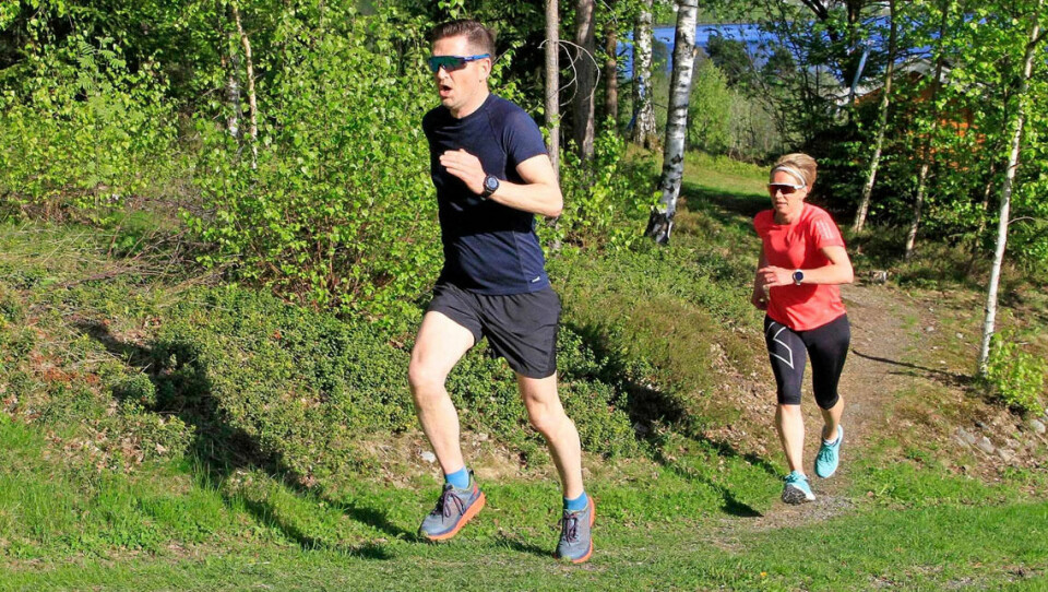 Elmer Mulleri Skalle vant sommerlig Hovemoenløp 07 Lars Inge Fløtlien i klasse 40 - 49 år fører an i en av motbakkene i løpet foran Kari Lier, også i klasse 40 - 49 år. Begge representerer Ring IL..jpg