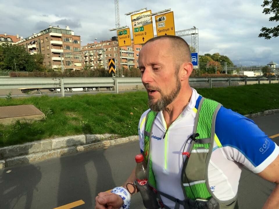 Frode Lein halvveis på Oslofjorden Rundt 2015. Han var en av de tre deltagerne som deltok i NRKs serie om Ultraløperne - tre episoder om forberedelsene til og gjennomføringen av løpet. Nå blir det i alle fall en ny episode av løpet. (Foto: Tomas Pinås) Frode Lein halvveis på Oslofjorden Rundt 2015. Han var en av de tre deltagerne som deltok i NRKs serie om Ultraløperne - tre episoder om forberedelsene til og gjennomføringen av løpet. Nå blir det i alle fall en ny episode av løpet. (Foto: Tomas Pinås)