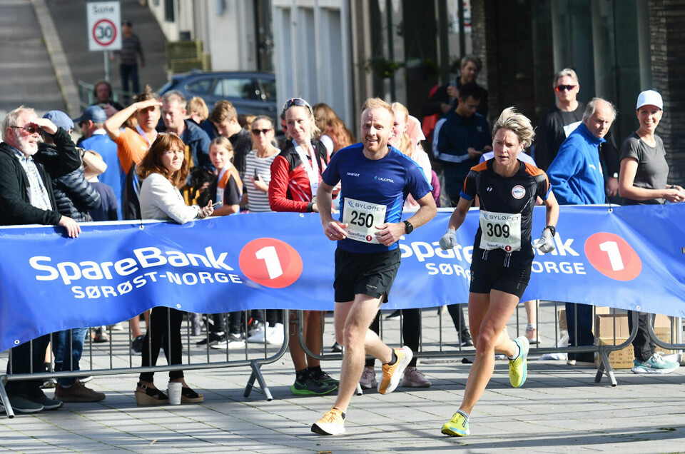 Brita Cecilie Mustad tok en klar seier på 10 km. Her har hun selskap av Frode Pladsen. (Foto: Frode Berg) Brita Cecilie Mustad tok en klar seier på 10 km. Her har hun selskap av Frode Pladsen. (Foto: Frode Berg)