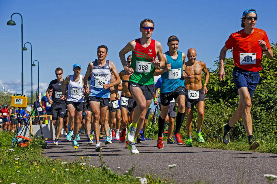 Feltet legger ut fra Horten en vakker seinsommerdag. Lars Roosken med startnummer 485 kom først fram til Tønsberg, mens Pål Suhrke med startnummer 481 ble nummer to. (Foto: Arvid Klokk) Feltet legger ut fra Horten en vakker seinsommerdag. Lars Roosken med startnummer 485 kom først fram til Tønsberg, mens Pål Suhrke med startnummer 481 ble nummer to. (Foto: Arvid Klokk)