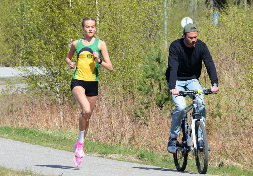 Amalie Sæten fikk en svært så god formbeskjed da hun lørdag testa seg i 5 km-løypa i Perseløpet på Sand ved Gardermoen. Klubbkamerat i Ull/Kisa, Andreas Roth, fulgte løpet på sykkel. (Foto: Hans Jørgen Borgen) Amalie Sæten fikk en svært så god formbeskjed da hun lørdag testa seg i 5 km-løypa i Perseløpet på Sand ved Gardermoen. Klubbkamerat i Ull/Kisa, Andreas Roth, fulgte løpet på sykkel. (Foto: Hans Jørgen Borgen)