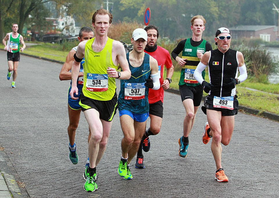 Etter 14 km: Maratonløypa følger her Amstelelva oppover i det grønne i drøye 5 km og vender så og tilbake på andre siden av elva. På bildet har dagens beste norske deltaker, Mikkel Sørensen (i NTHUIs grønne drakt med gul og svart stolpe) funnet seg et fint felt å løpe i. Etter 14 km: Maratonløypa følger her Amstelelva oppover i det grønne i drøye 5 km og vender så og tilbake på andre siden av elva. På bildet har dagens beste norske deltaker, Mikkel Sørensen (i NTHUIs grønne drakt med gul og svart stolpe) funnet seg et fint felt å løpe i.