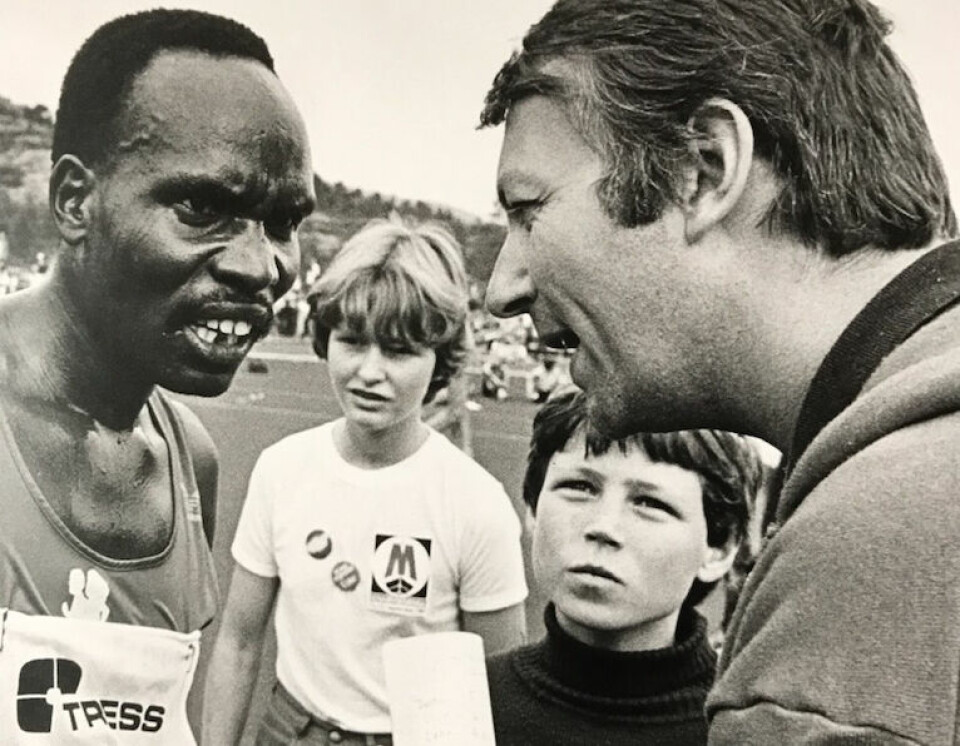 Etter verdensrekordløpet: Bergens Tidendes utsendte Jan Arild Larsen intervjuer Henry Rono. Etter verdensrekordløpet: Bergens Tidendes utsendte Jan Arild Larsen intervjuer Henry Rono.
