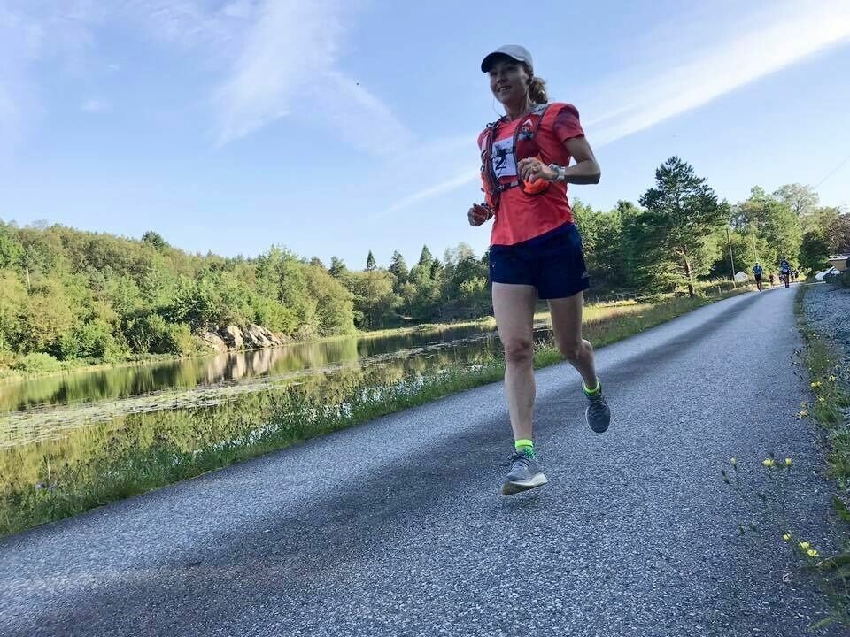 Therese Falk på den varme landevei på Bømlo, en flott opplevelse og god VM-trening. (Arrangørfoto) Therese Falk på den varme landevei på Bømlo, en flott opplevelse og god VM-trening. (Arrangørfoto)