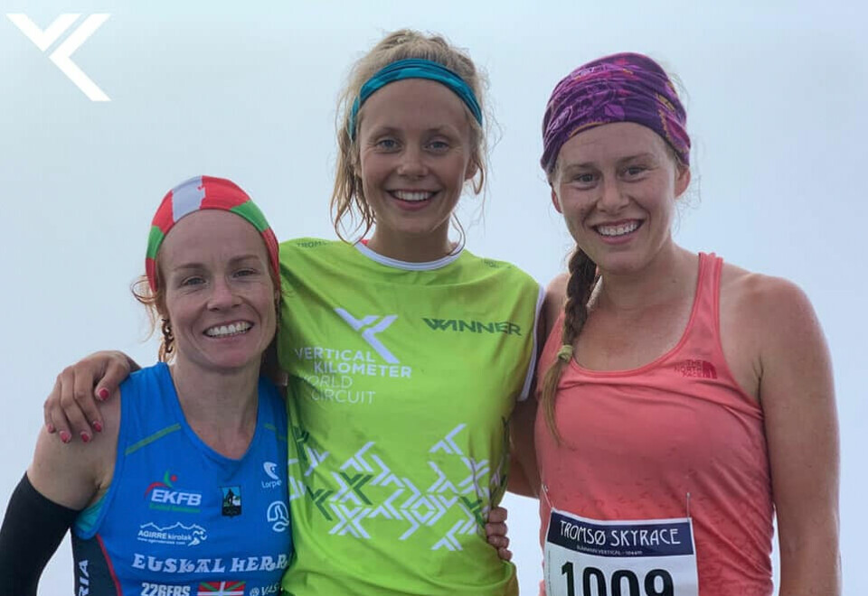 Svensk-norske Johanna Åström (midten) tok en klar seier foran Hillary Allen fra USA (til høyre) og Oihana Azkorbebeitia fra Spania. (Foto: Vertical Kilometer World Circuit) Svensk-norske Johanna Åström (midten) tok en klar seier foran Hillary Allen fra USA (til høyre) og Oihana Azkorbebeitia fra Spania. (Foto: Vertical Kilometer World Circuit)