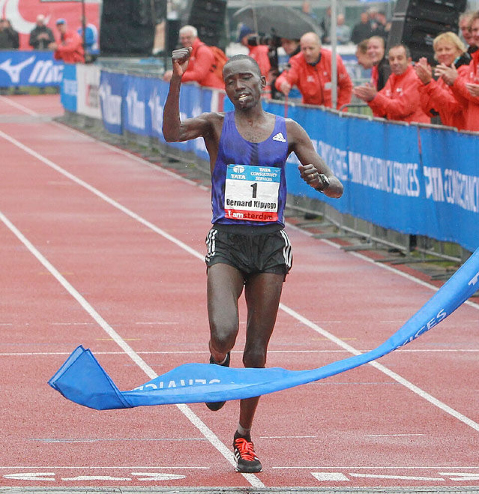 Tre ungdommer best av de norske i Amsterdam Marathon (Oppdatert) Maal_Bernard_Kipyego_A20G5786.jpg