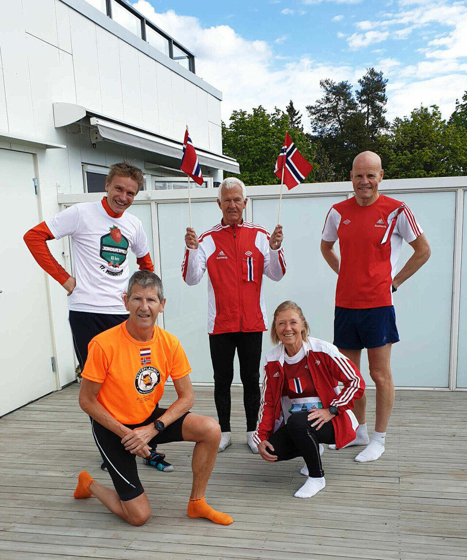 17. Mairaton ble en massemønstring av sprekhet i rødt, hvitt og blått Vidar-gjengen_paa_verandaen.jpg