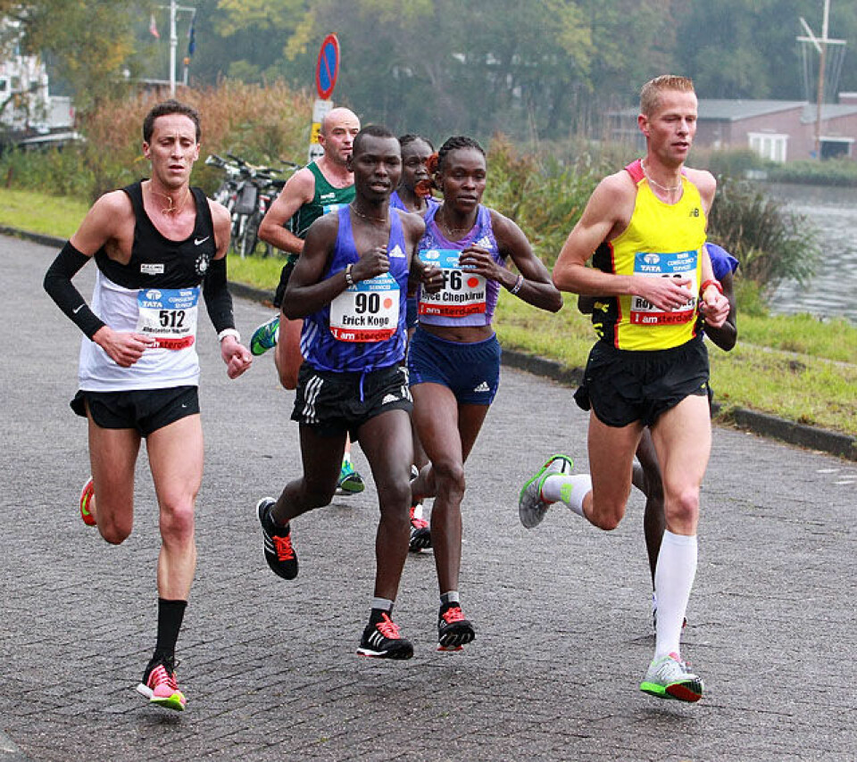 Tre ungdommer best av de norske i Amsterdam Marathon (Oppdatert) 15km_tet_damer_og_fartsholdere_A20G4968.jpg
