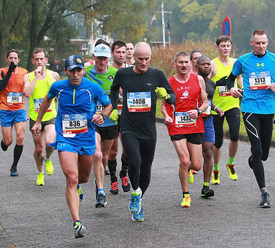 Tre ungdommer best av de norske i Amsterdam Marathon (Oppdatert) 15km_Christian_Wahl_trolig_Eirik_Gundersen_bak_A20G5378.jpg