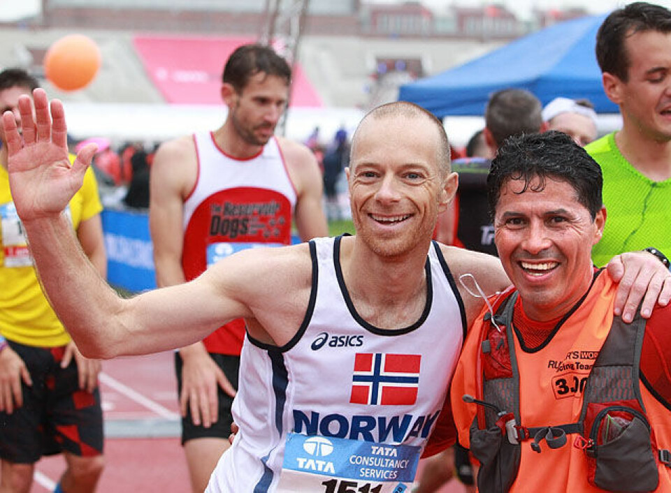 Tre ungdommer best av de norske i Amsterdam Marathon (Oppdatert) Maal_Thomas_Skjarrbekk_og_German_Silva_fartsholder_A20G6501.jpg