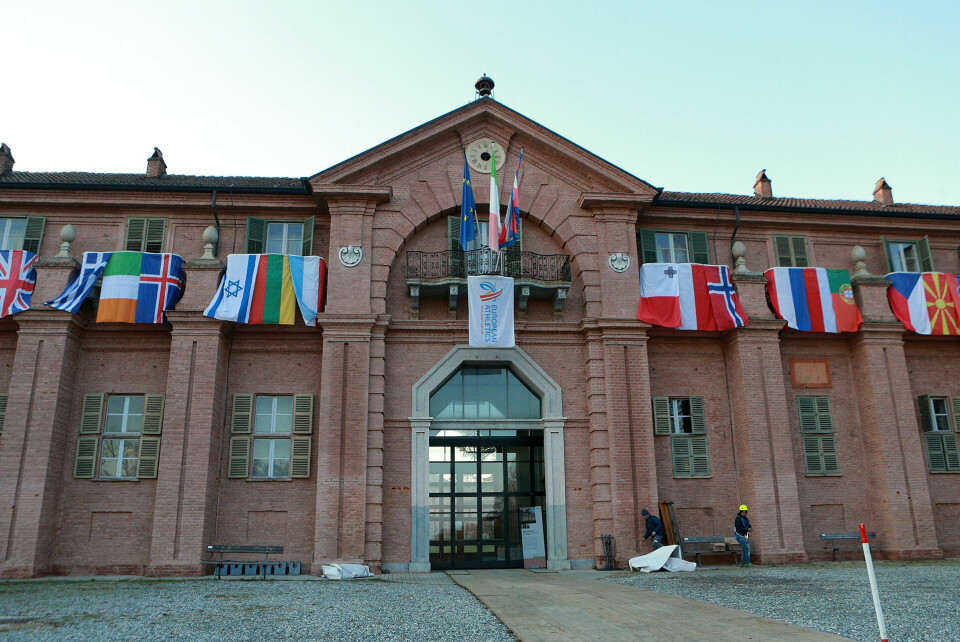 Borgo Castello: 40 nasjoners flagg pryder slottet på toppen av løypa og forteller at så godt som alle nasjoner i Europa deltar i EM i terrengløp. Og ganske spesielt: Løperne skal løpe gjennom slottet. (Foto: Kjell Vigestad) Borgo Castello: 40 nasjoners flagg pryder slottet på toppen av løypa og forteller at så godt som alle nasjoner i Europa deltar i EM i terrengløp. Og ganske spesielt: Løperne skal løpe gjennom slottet. (Foto: Kjell Vigestad)
