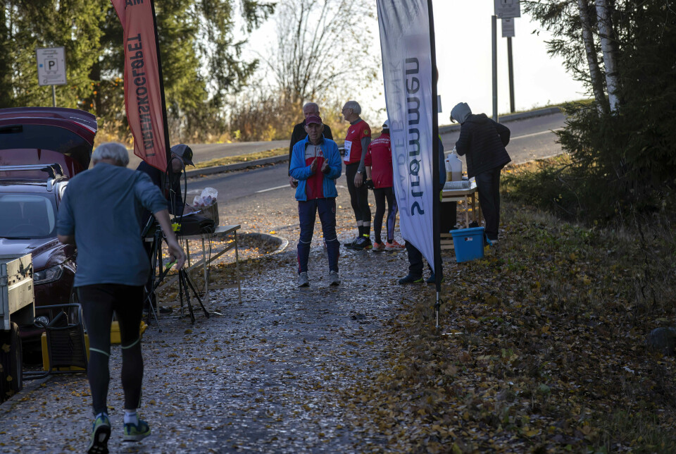 Rashid Handule (55) imponerte med 1:18 på Lørenskogløpet halvmaraton Når den siste kneika opp mot mål var unnagjort ble du møtt av ildsjelene i Vinterkarusellen, blant andre Gunnar Pedersen.jpg
