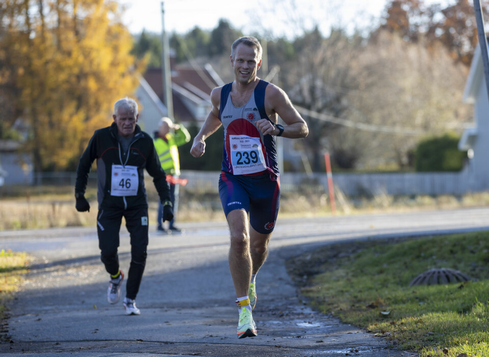 Rashid Handule (55) imponerte med 1:18 på Lørenskogløpet halvmaraton Bendik Hegna fra arrangørklubben Lørenskog Friidrettslag ble nummer to på halvmaraton på 1.19.08.jpg