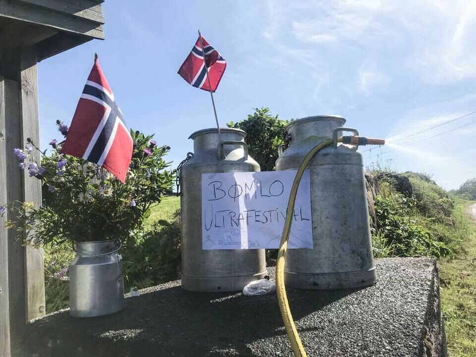 Bømlo Ultrafestival dag 3 med innlagt topptur Fest_langs_løypa.jpg