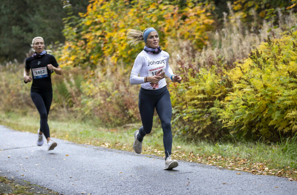 Karoline Bjerkeli Grøvdal med rekordløp i Norgesløpet på Jessheim Norgesløpet 2022 - 10 km - Vi tipper at Therese Johaug forsøkte å få sin venninne og salgssjef Kathrine Meiner under 45 minutter. Det gikk ikke.jpg