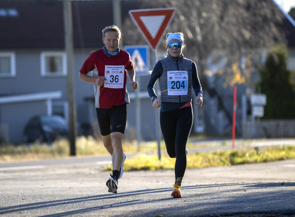 Rashid Handule (55) imponerte med 1:18 på Lørenskogløpet halvmaraton Torbjørn Torbjørnsen fra Albatross IL løp på 24.32 og vinner i kvinneklassen Jannicke Mohrsen fra Kongsberg Aviation løp tre sekunder fortere, dvs. 24.29.jpg