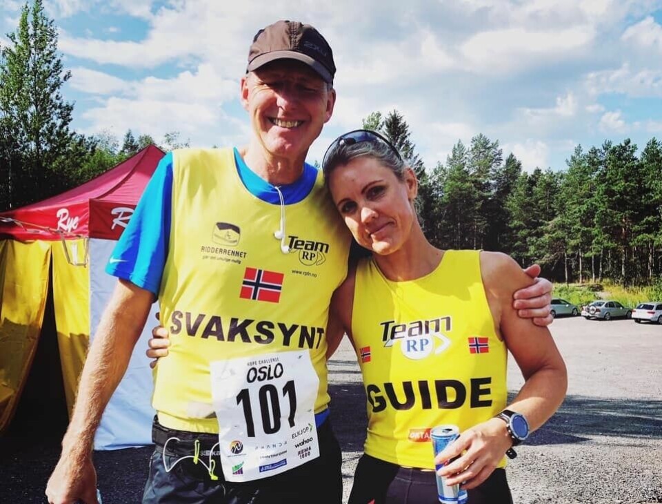 Nesten blinde Kai Glenn Borgersen og ledsager Hege Henriksen var to av deltagerne på 24-timersløpet opp/ned Grefsenkollen. (Foto: Privat) Nesten blinde Kai Glenn Borgersen og ledsager Hege Henriksen var to av deltagerne på 24-timersløpet opp/ned Grefsenkollen. (Foto: Privat)