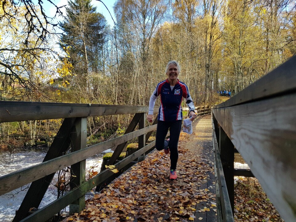 Kjersti Narum over brua ved startposten. (Foto: Stein Arne Negård) Kjersti Narum over brua ved startposten. (Foto: Stein Arne Negård)