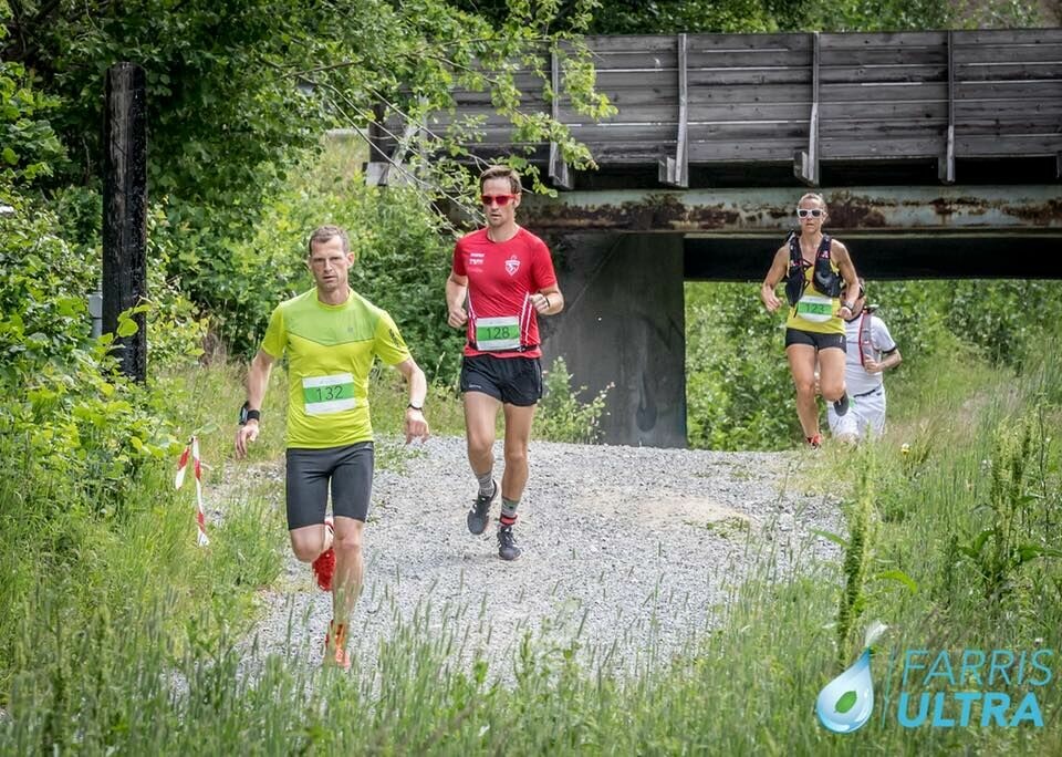 Farris Ultra hadde også kortdistanse, 21 km, der Robert Rognli (nr 132) løp raskest av alle. Litt bak ser vi også vinneren av kvinneklassen, Kristin Opland. (Arrangørfoto) Farris Ultra hadde også kortdistanse, 21 km, der Robert Rognli (nr 132) løp raskest av alle. Litt bak ser vi også vinneren av kvinneklassen, Kristin Opland. (Arrangørfoto)