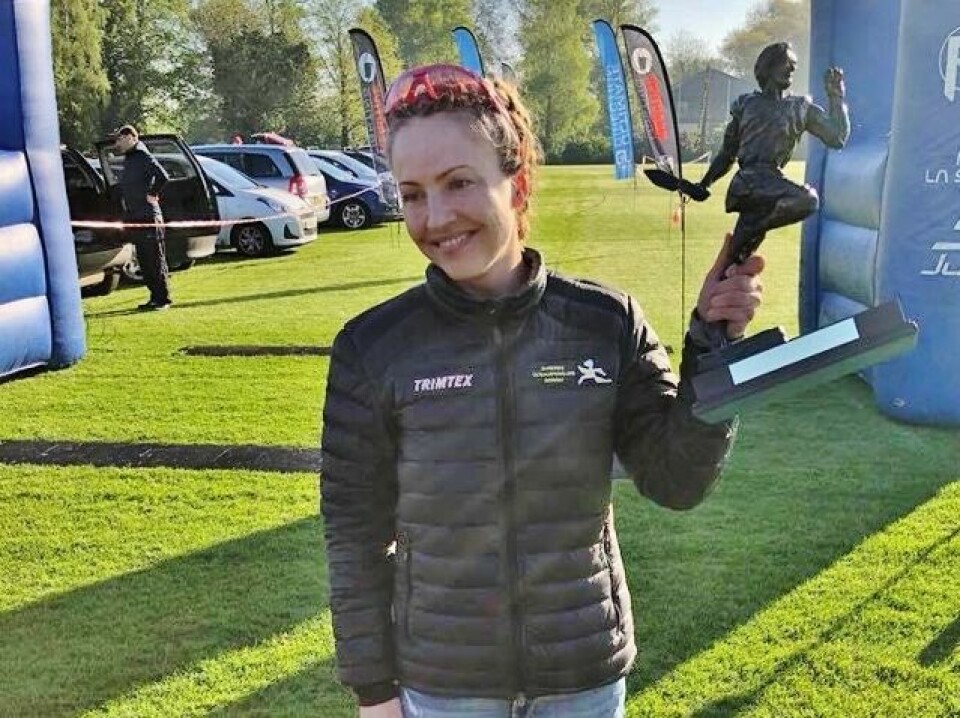 Therese Falk vant Thames Path100 miles i sterk varme Therse_trofe (640x478).jpg