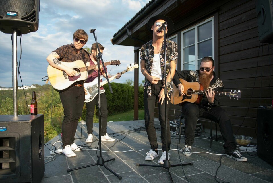Falk og Taranger øker i sammendraget på Bømlo Ultrafestival Longfield_og_Super_Skeleton_spiller_på_Steinsvåg.jpg