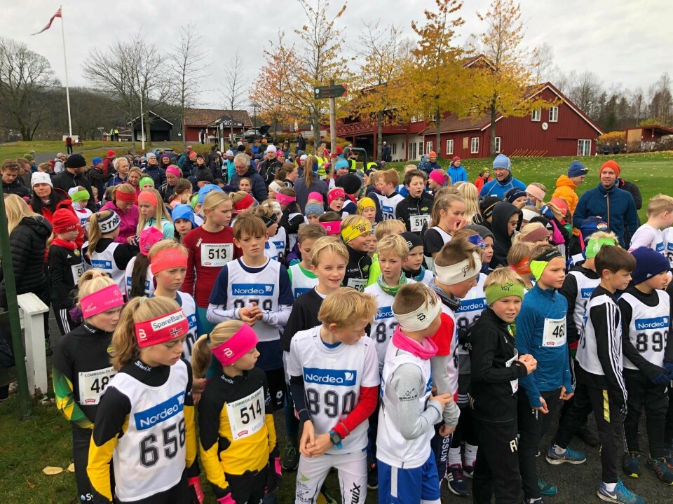 164 av de 555 som fullførte Lommedalen rundt løp det 3 km lange barneløpet. Her venter de på startskuddet. (Arrangørfoto) 164 av de 555 som fullførte Lommedalen rundt løp det 3 km lange barneløpet. Her venter de på startskuddet. (Arrangørfoto)