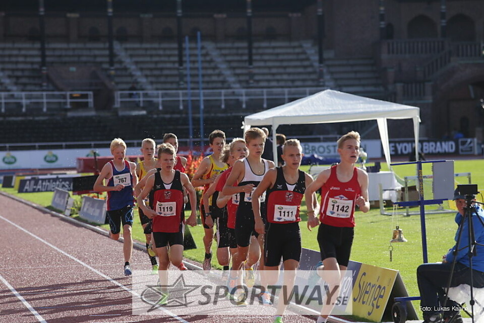 Gode norske resultater på DN Galan Youth Bilde 5 Albert Sperstad fra Tyrving drar 1500m-feltet for G15. Vi ser også klubbkamerat Henrik Bjørnstad Koppang på 3. plass, med åsmund Jakobsen fra Nordre Land i rygg.jpg