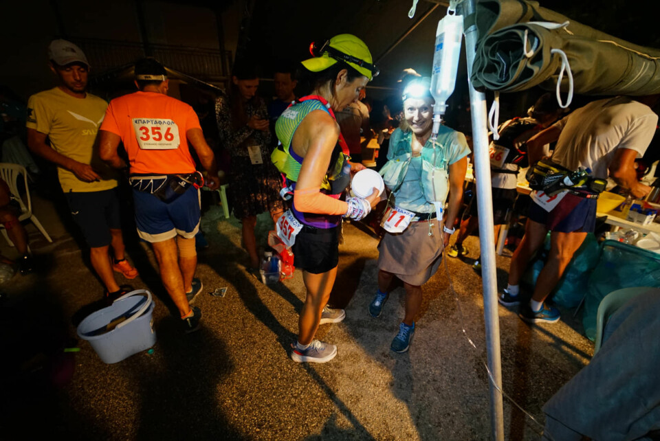 Jeanette Vika med nr 357 og Ninette Banoun med nr 111 på en av de mange sjekkpunktene underveis. (Foto: Johan Holmgren) Jeanette Vika med nr 357 og Ninette Banoun med nr 111 på en av de mange sjekkpunktene underveis. (Foto: Johan Holmgren)